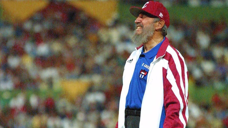 Fidel Castro saat bertanding baseball di 2002 bersama eks Presiden Amerika Serikat, Jimmy Carter. Copyright: INTERNET